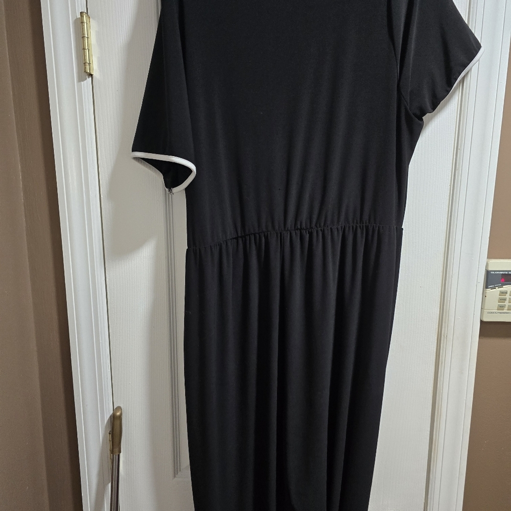 Tahari  NWT Elegant Black And White Jumper  with White Trim Size 2x